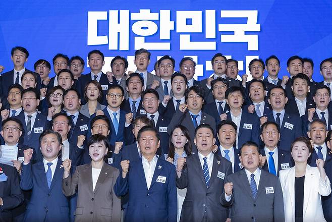 더불어민주당 정청래 대표와 김병기 원내대표를 비롯한 소속 의원들이 29일 인천시 중구 파라다이스시티 컨벤션에서 열린 2025 정기국회 더불어민주당 의원단 워크숍에서 논의해 확정한 결의문을 낭독한 뒤 구호를 제창하고 있다. 연합뉴스