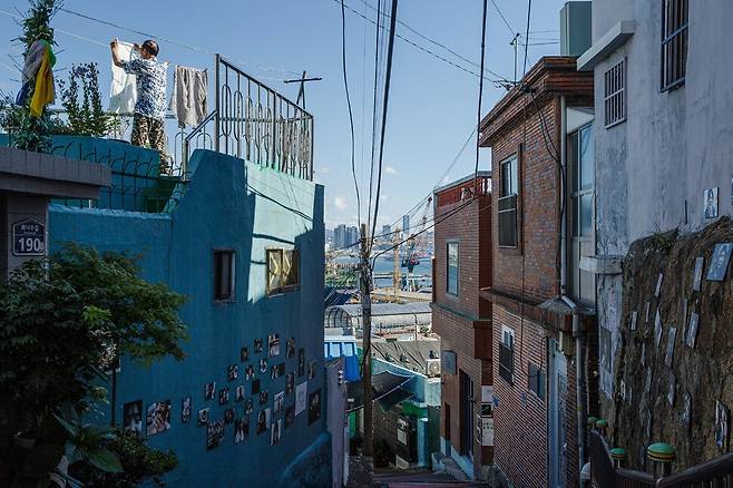 부산 영도구 봉래동 골목길에서 전시하고 있는 ‘내 기억 속 초상, 삶을 잇는 골목 사진전’ 모습. 비주류사진관 제공