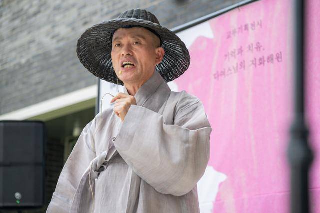 땅설법과 전통 지화 공예의 계승자인 삼척 안정사 주지 다여 스님이 23일 서울 용산구 민주화운동기념관에서 열린 '재, 꽃잎, 풀림의 의례'에서 땅설법을 하고 있다. 민주화운동기념사업회 제공