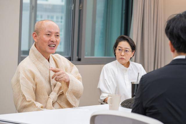 23일 서울 용산구 민주화운동기념관에서 한국일보와 인터뷰하는 다여 스님(왼쪽)과 김현진 전시감독. 민주화운동기념사업회 제공