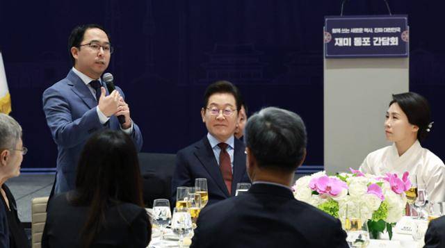 이재명 대통령과 배우자 김혜경 여사가 24일 미국 워싱턴의 한 호텔에서 열린 재미 동포 만찬 간담회에 참석해 앤디 김(왼쪽) 미 연방 상원의원의 건배사를 듣고 있다. 워싱턴=뉴시스