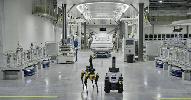 현대자동차그룹은 지난 13일 CNN 마켓플레이스 아시아가 현대자동차그룹이 싱가포르에 설립한 글로벌 혁신센터(HMGICS)를 방문해 로봇과 인공지능(AI)을 결합한 초자동화 생산 시스템과 사람 중심의 유연한 제조 환경을 미래 공장의 모델로 소개했다고 19일 밝혔다. 사진은 HMGICS 내부 모습. 현대자동차그룹 제공