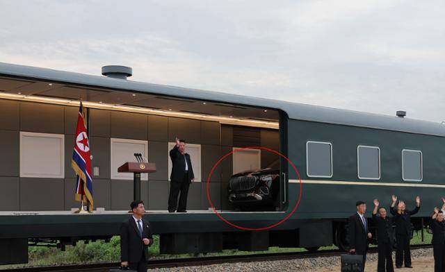 김정은 북한 국무위원장이 지난해 8월 8~9일 평안북도 의주군의 수해 현장을 재차 방문한 조선중앙통신 사진에서, 전용열차 내부에 최신형 메르세데스-마이바흐 GLS 600 4MATIC 페이스리프트 모델로 추정되는 차량이 포착됐다. 해당 차량은 메르세데스벤츠의 최상위 플래그십 SUV로, 한국에서 올해 4월부터 판매가 시작됐다. 평양=조선중앙통신 연합뉴스