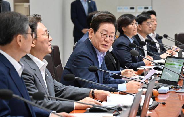 이재명 대통령이 29일 서울 용산 대통령실에서 열린 임시 국무회의에서 모두발언을 하고 있다. 왕태석 선임기자
