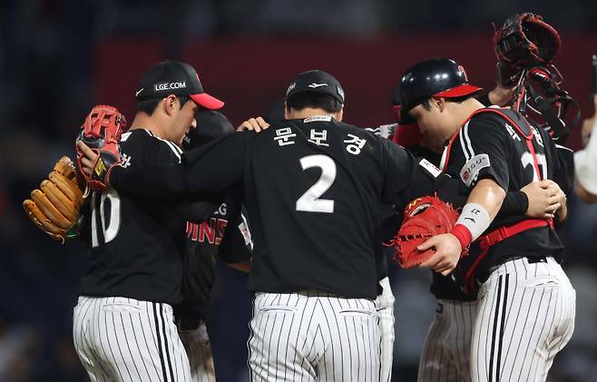<yonhap photo-4479="">(창원=연합뉴스) 김동민 기자 = 28일 경남 창원NC파크에서 열린 프로야구 2025 신한 SOL 뱅크 KBO리그 LG 트윈스와 NC다이노스 경기. NC에 4대 3으로 승리한 LG 선수단이 춤을 추며 기뻐하고 있다. 2025.8.28 image@yna.co.kr/2025-08-28 21:41:33/ <저작권자 ⓒ 1980-2025 ㈜연합뉴스. 무단 전재 재배포 금지, AI 학습 및 활용 금지></yonhap>
