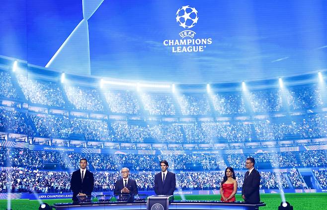 <yonhap photo-4273=""> epa12331602 Draw hosts Pedro Pinto (R) and Reshmin Chowdhury (2R), former Swedish international Zlatan Ibrahimovic (L), former Brazilian international Kaka and UEFA Deputy General Secretary Giorgio Marchetti (2L) during the UEFA Champions League league phase draw at the Grimaldi Forum in Monaco, 28 August 2025. EPA/MOHAMMED BADRA/2025-08-29 06:06:49/ <저작권자 ⓒ 1980-2025 ㈜연합뉴스. 무단 전재 재배포 금지, AI 학습 및 활용 금지></yonhap>