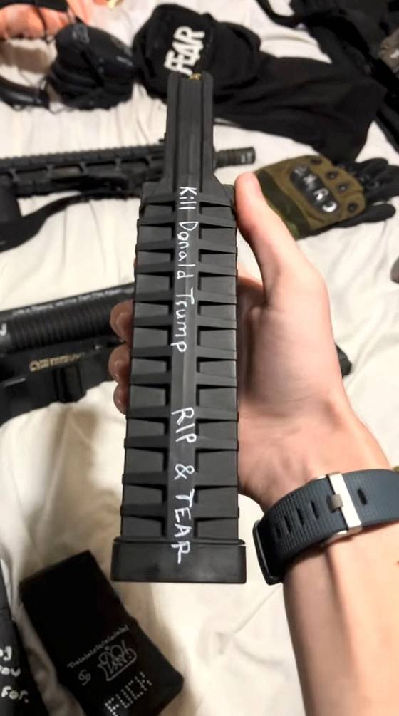 로빈 웨스트먼이 "도널드 트럼프를 죽여라"고 쓰인 소총 탄창을 들고 있다. [사진=로이터/연합뉴스]