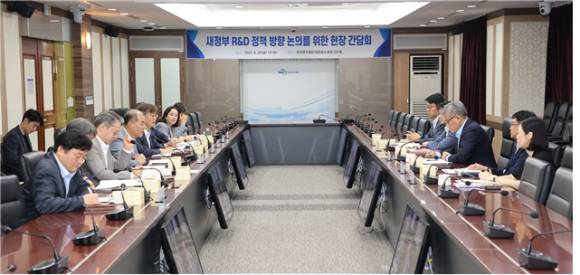 이주한 대통령실 과기비서관이 29일 한국연구재단을 찾아 관계자들과 간담회를 진행했다. [사진=한국연구재단]