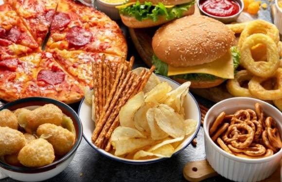 지방이 많은 음식도 췌장 건강을 위해 피하는 것이 좋다. 사진은 초가공식품. [사진=newfoodmagazine]