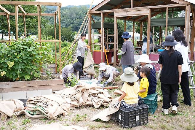 까미노사이더리의 퍼머컬처 활동, 그린프렌드 프로그램을 경험하는 참가자들 / 출처=IT동아