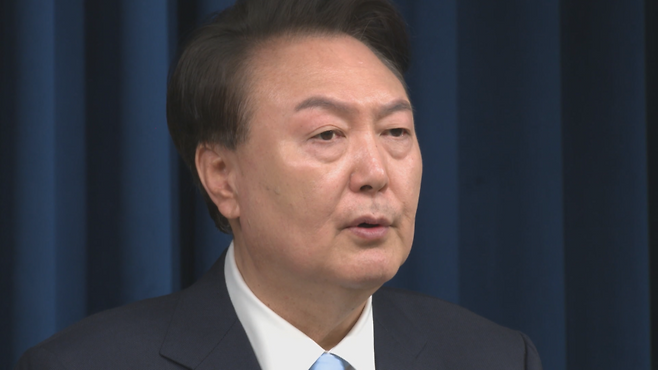 윤석열 당시 대통령이 지난해 12월 3일 비상계엄을 선포하는 모습