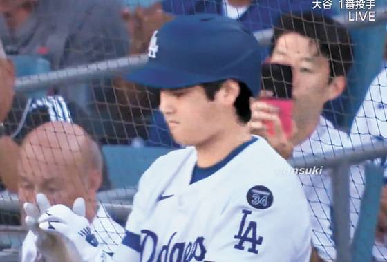 손흥민은 휴대폰으로 오타니를 찍는 모습도 보였다. [사진 NHK 캡처]