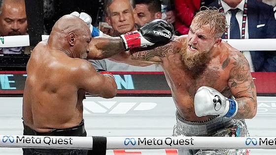 지난해 타이슨과 싸우는 유튜버 폴(오른쪽). 심판 만장일치 판정승을 거뒀다. [AFP=연합뉴스]