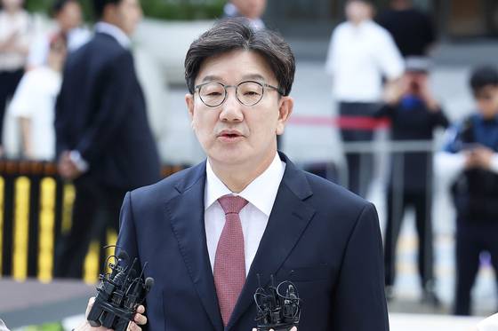 권성동 국민의힘 의원은 지난 27일 김건희 특검팀에 출석해 피의자 신분으로 13시간 조사를 받았다. 특검팀은 조사 하루만인 28일 권 의원에 대한 구속영장을 청구했다. 장진영 기자