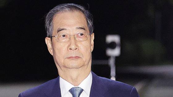 한덕수 전 국무총리가 지난 27일 오후 구속영장이 기각된 후 경기 의왕시 서울구치소를 나서고 있다. 뉴스1