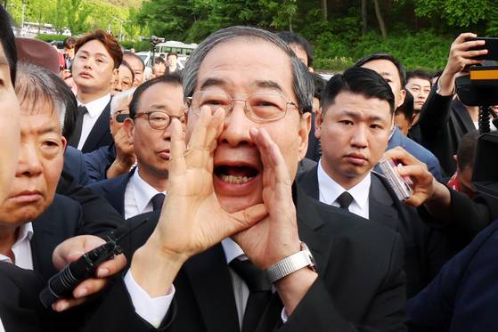 지난 5월 2일 오후 광주 북구 국립 5·18 민주묘지를 찾은 한덕수 전 국무총리가 "저도 호남 사람"이라며 참배를 호소하고 있다. 연합뉴스