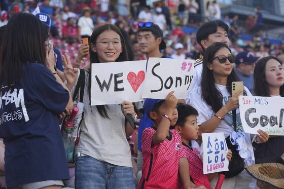손흥민은 미국메이저리그사커(MLS)를 미국의 최고 인기 스포츠 무대로 키워낸다는 각오를 품고 LAFC행을 선택했다. AP=연합뉴스