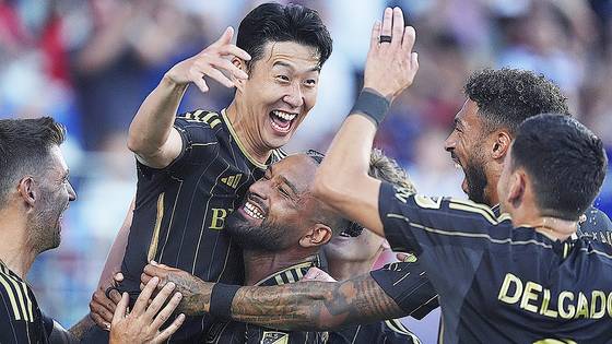 24일 댈러스FC와의 원정경기에서 MLS 마수걸이 득점포를 터뜨린 직후 동료들과 환호하는 손흥민. AP=연합뉴스