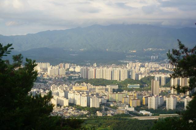 ▲ 배부른산 정상에서 바라본 원주 시내. 건너편의 높은 산은 치악산이다.