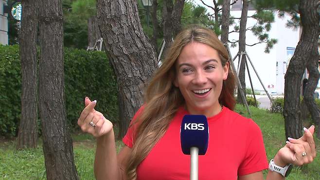 KBS와 인터뷰 중인 한화 와이스 아내 헤일리 브룩 와이스