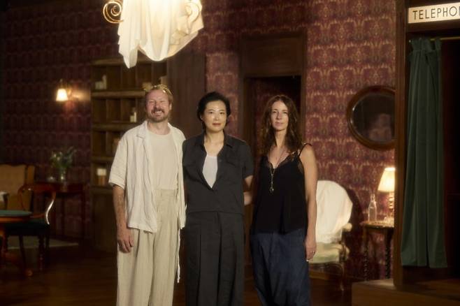 왼쪽부터 펠릭스 바렛 펀치드렁크 창립자 겸 연출, 박주영 미쓰잭슨 대표, 맥신 도일 공동 연출 겸 안무가 /사진. ©미쓰잭슨