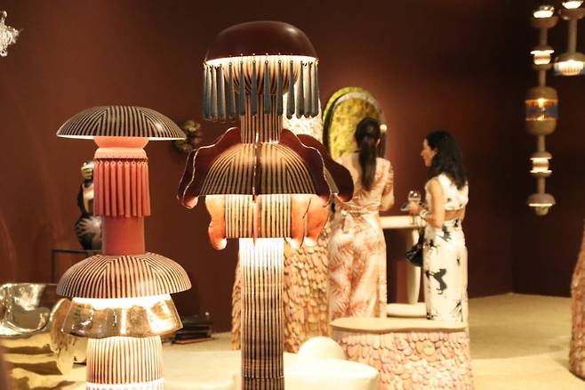 2023 디자인 마이애미에 참여한 런던 후미갤러리의 부스 / 사진. © 김보라