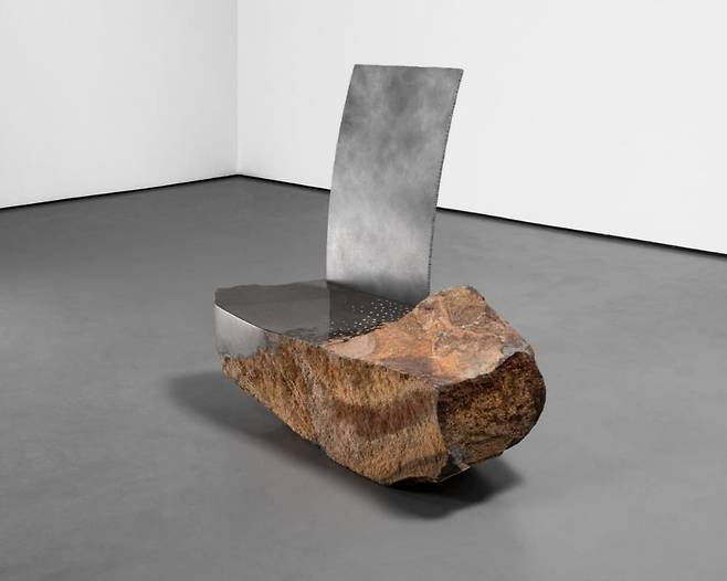 박원민, Stone & Steel Bench, 2025, 카펜터즈 워크숍 갤러리 / 사진제공. Isabella Szukilojc