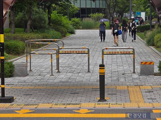 서울 강동구 상일동 '고덕 아르테온' 내 설치된 볼라드. 사진=이송렬 기자.