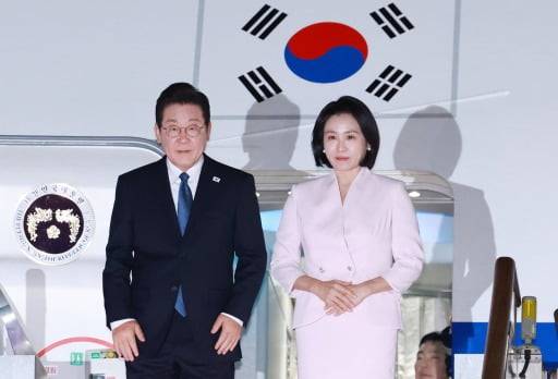 이재명 대통령과 김혜경 여사가 일본·미국 방문 일정을 마치고 28일 경기도 성남 서울공항에 도착하고 있다.(연합뉴스)