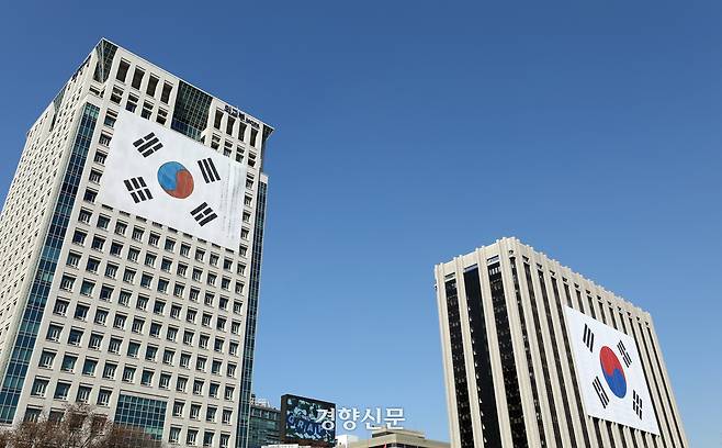 2019년 2월 26일 당시 3·1운동 100주년을 사흘 앞둔 서울 광화문 정부서울청사(왼쪽)와 외교부 건물. 서성일 기자