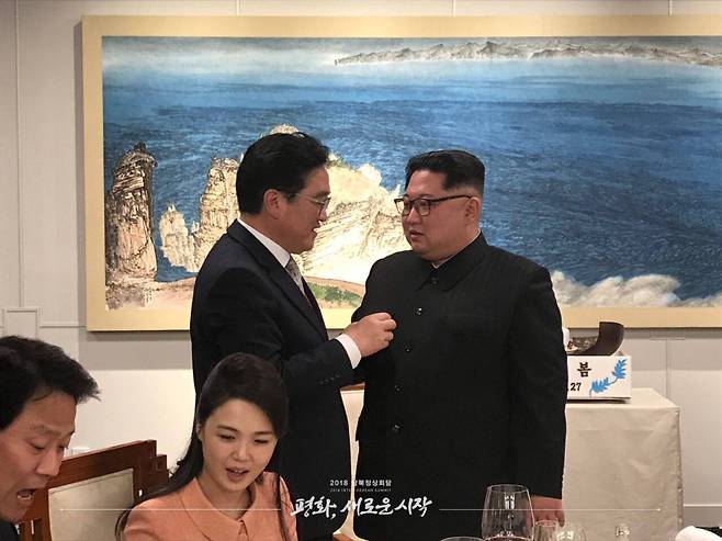 우원식 국회의장과 김정은 북한 국무위원장이 문재인 정부 시절인 2018년 4월 판문점에서 열린 남북 정상회담 만찬장에서 함께 술을 마시며 대화하고 있다. 청와대 제공