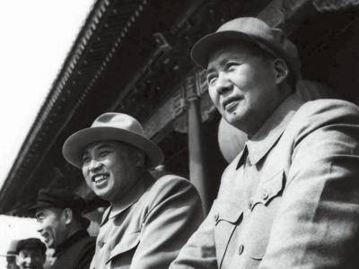 1954년 10월 1일 열병식을 함께 지켜보는 김일성 전 북한 주석(오른쪽 둘째)과 마오쩌둥 전 중국 주석(오른쪽).  경화시보 캡처·연합뉴스