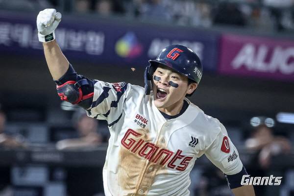 지난 28일 부산 사직구장에서 열린 KT전에서 롯데 박찬형이 연장 10회말 홈런을 때린 뒤 홈으로 들어오며 기뻐하고 있다. 롯데 자이언츠 제공