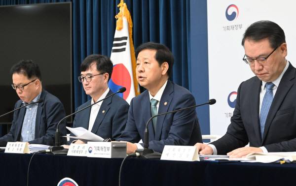 구윤철(오른쪽에서 두 번째) 부총리 겸 기획재정부 장관이 지난 28일 정부세종청사에서 브리핑을 갖고 ‘2026년 예산안’의 주요 내용을 설명하고 있다. 기재부 제공