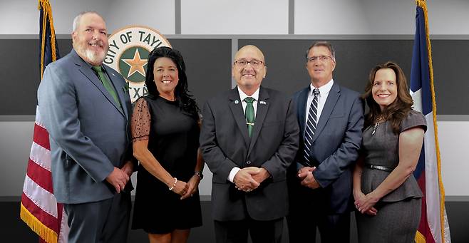 미국 텍사스주 테일러시에서 드웨인 아리올라 테일러 시장 (왼쪽에서 세 번째) 이 시의원들과 기념 촬영을 하고 있다. [테일러시]