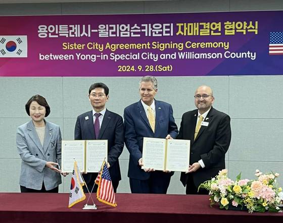 오른쪽부터 드웨인 아리올라 테일러 시장과 빌 그래벨 전 텍사스주 윌리엄슨 카운티장이 2024년 9월 28일 경기 용인시에서 용인시 관계자들과 함께 기념 촬영을 하고 있다. [테일러시]