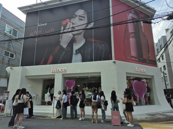 People are queuing at a K-beauty store in Seongsu-dong, eastern Seoul. [JOONGANG ILBO]
