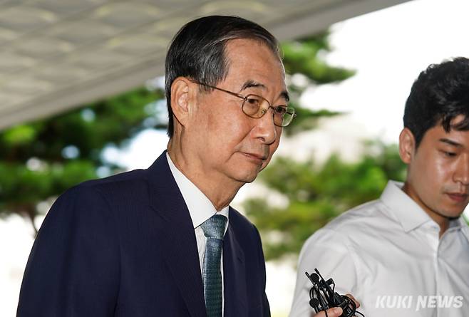 한덕수 전 국무총리가 지난 19일 서울 서초구 서울고등검찰청에 마련된 내란 특검팀 사무실로 출석하고 있다. 유희태 기자&nbsp;