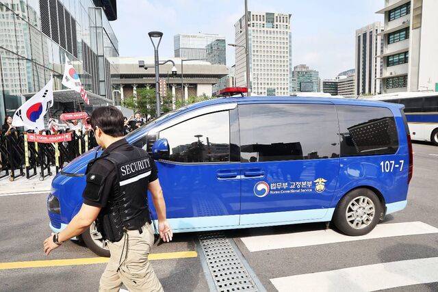 김건희 여사가 탑승한 법무부 호송차가 28일 민중기 특별검사팀 사무실이 마련된 서울 종로구 KT광화문웨스트빌딩으로 들어가고 있다. 김 여사는 이날 조사에서 특검 측 신문에 대부분 답하지 않은 것으로 파악됐다. 연합뉴스