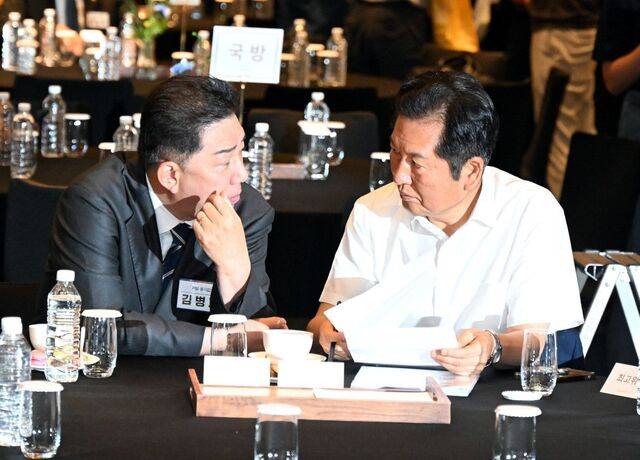 정청래(오른쪽) 더불어민주당 대표가 28일 인천시 중구 파라다이스시티 컨벤션에서 열린 2025 민주당 국회의원 워크숍에서 김병기 원내대표와 대화하고 있다. 이병주 기자
