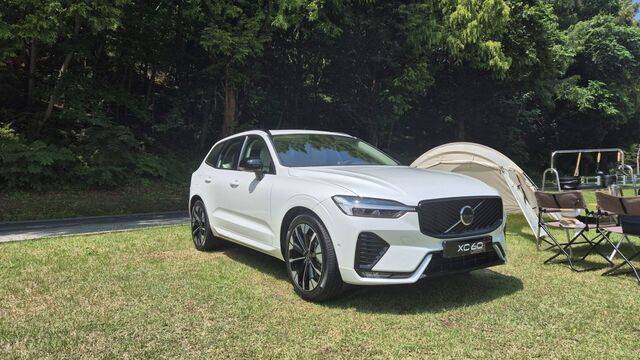 볼보의 신형 XC60이 지난 7일 경기도 용인 에버랜드 인근 한 카페에 전시돼 있다. 전면부 그릴 디자인을 기존 세로 라인에서 대각선으로 바꿨다. ‘토르의 망치’라고 불리는 LED 헤드라이트의 망치 손잡이 부분을 늘려 중앙 그릴에 닿게 했다. XC60은 올해 상반기 전 세계 누적 판매량 270만대를 돌파해 240 모델을 제치고 볼보의 베스트셀링카에 등극했다. 이용상 기자