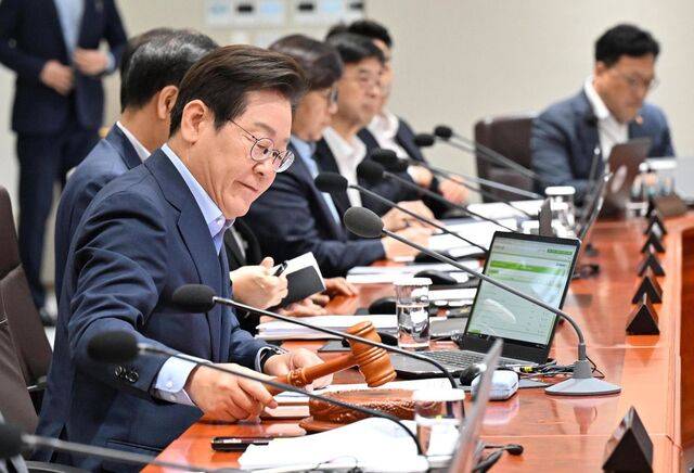 이재명 대통령이 29일 서울 용산 대통령실 청사에서 임시 국무회의를 주재하며 의사봉을 두드리고 있다. 국무회의에선 728조원 규모로 편성한 2026년 예산안을 의결했다. 김지훈 기자