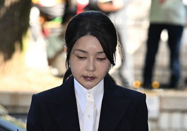 윤석열 전 대통령 부인 김건희 여사가 12일 구속 전 피의자 심문(영장실질심사)을 받기 위해 서울 서초구 서울중앙지법에 출석하고 있다. 사진공동취재단