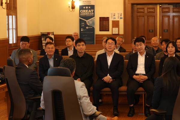정명근 시장을 비롯한 화성특례시교류협력단이 미국 몬터레이 시청을 방문, 관광을 비롯해 경제, 문화 협력 교류를 논의하고 있다. 화성특례시 제공