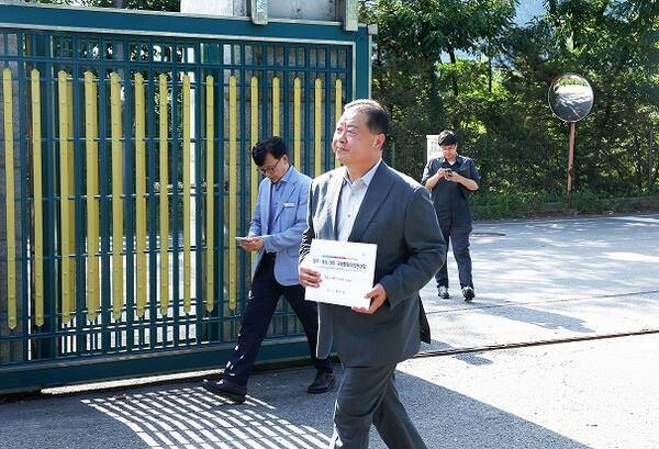김경일 파주시장이 지난 7일 파주~개성 DMZ 국제평화마라톤대회 개최를 위한 북한주민접촉신고서를 직접 제출하기 위해 통일부를 방문하고 있다. 경기일보DB