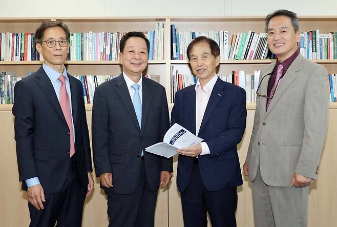 국내 지식재산권 전문가 4명이 매경미디어센터에서 한국의 지식재산권 제도 개선 방향을 모색했다. 왼쪽부터 정상조 서울대 법학전문대학원 교수, 백만기 김앤장법률사무소 변리사, 이광형 국가지식재산위원회 위원장, 노성열 한국지식재산기자협회장. [사진=한주형 기자]