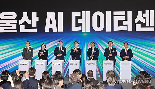 이재명 대통령(가운데)이 지난달 20일 울산시 전시컨벤션센터에서 열린 인공지능(AI) 데이터 센터 출범식에 참석했다. [사진 = 연합뉴스]