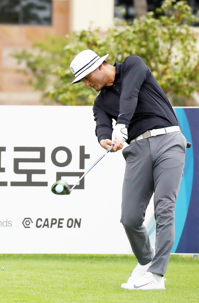 드라이버샷을 치는 박찬호의 모습. KPGA