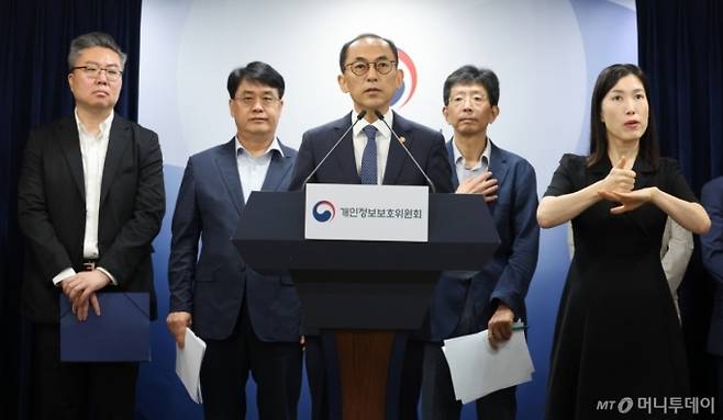 (서울=뉴스1) 임세영 기자 = 고학수 개인정보보호위원회 위원장이 28일 서울 종로구 정부서울청사에서 브리핑을 갖고 대규모 고객 유심(USIM) 정보 유출 사고가 발생한 SK텔레콤(SKT)에 대한 제재안을 발표하고 있다.   SK텔레콤(SKT)은 과징금 1347억 9100만 원과 과태료 960만 원을 부과받았다. 해당 과징금은 개인정보위가 부과한 역대 최대 액수다. 2025.8.28/뉴스1  Copyright (C) 뉴스1. All rights reserved. 무단 전재 및 재배포,  AI학습 이용 금지. /사진=(서울=뉴스1) 임세영 기자