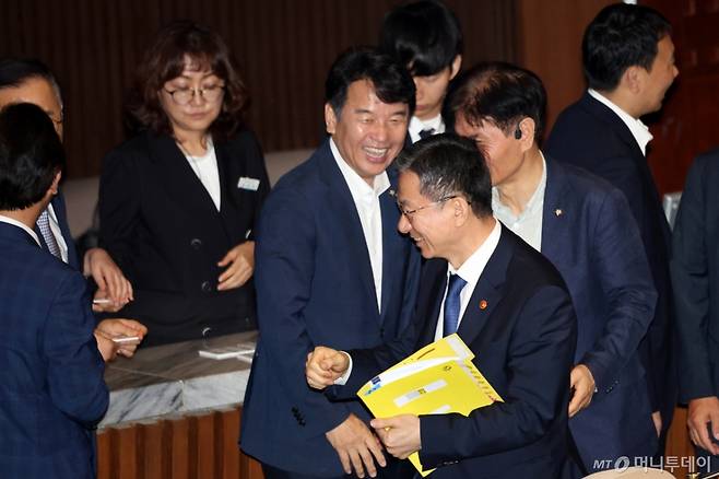 (서울=뉴스1) 이승배 기자 = 정성호 법무부 장관이 25일 오전 서울 여의도 국회에서 열린 제428회 국회(임시회) 제2차 본회의에서 주진우 의원의 '2차 상법 개정안'에 대한 투표가 시작되자 의원들과 인사 나누고 있다. 2025.8.25/뉴스1 Copyright (C) 뉴스1. All rights reserved. 무단 전재 및 재배포, AI학습 이용 금지. /사진=(서울=뉴스1) 이승배 기자